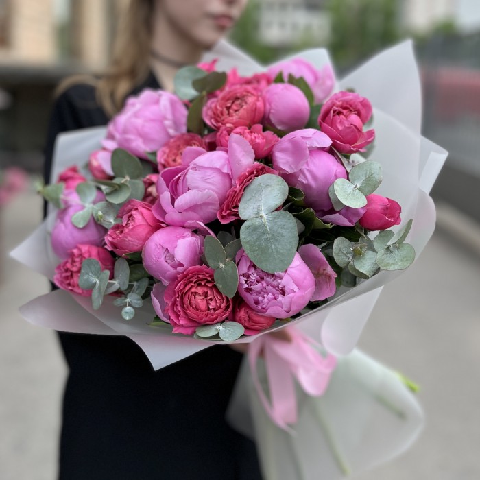 Средний летний букет из пионов и малиновой Джульетты