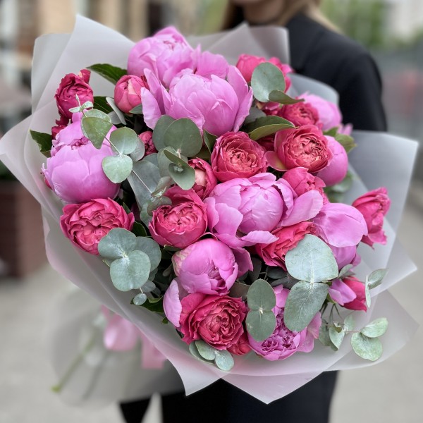 Средний летний букет из пионов и малиновой Джульетты