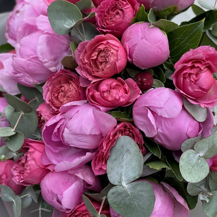 Средний летний букет из пионов и малиновой Джульетты