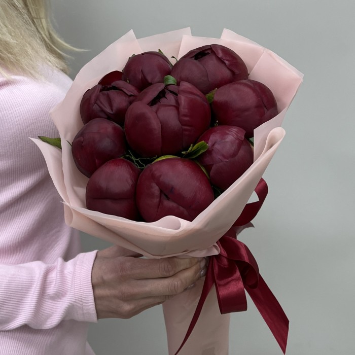 9 бордовых пионов Голландия