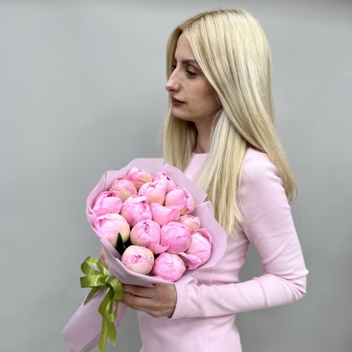 15 нежно-розовых пионов Гардения