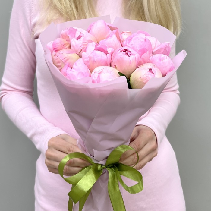 15 нежно-розовых пионов Гардения