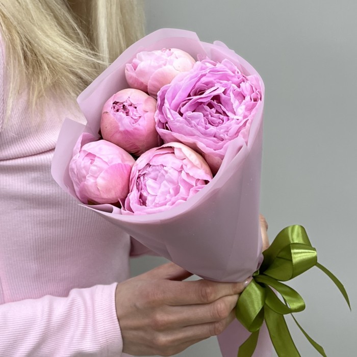 5 нежно-розовых пионов Гардения