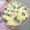 25 роз Кэндилайт 60 см с эвкалиптом