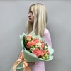 Сборный букет с коралловой розой и альстромерией