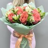 Сборный букет с коралловой розой и альстромерией