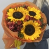 3 подсолнуха с кустовой розой