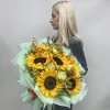 7 подсолнухов с зеленой гвоздикой