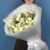 15 белых кустовых роз Сноуфлейк 50 см с эвкалиптом