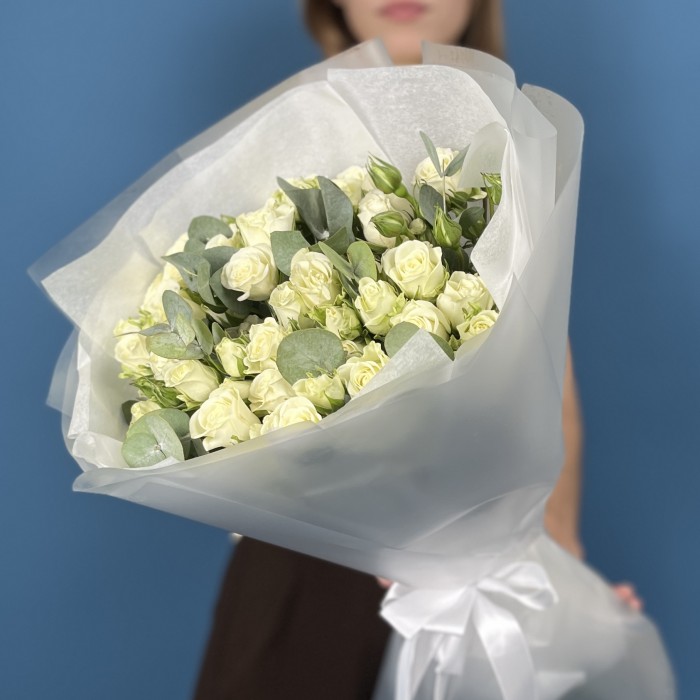 15 белых кустовых роз Сноуфлейк 50 см с эвкалиптом