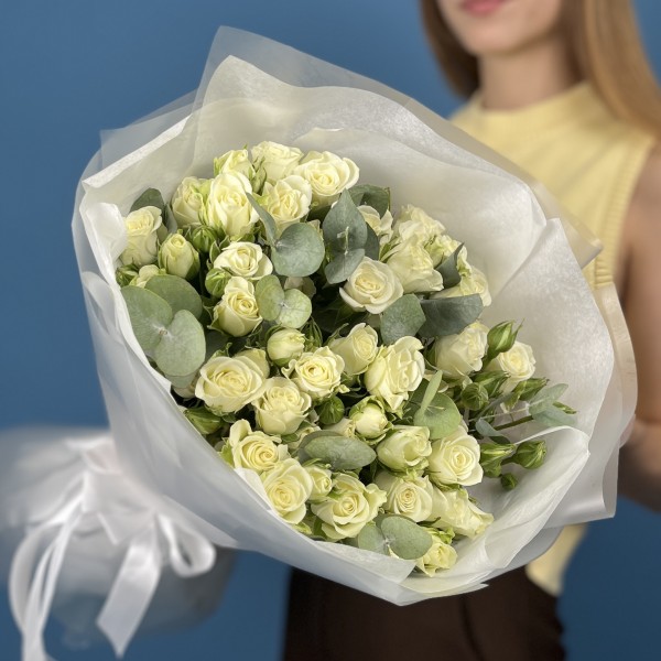 15 белых кустовых роз Сноуфлейк 50 см с эвкалиптом