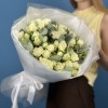 15 белых кустовых роз Сноуфлейк 50 см с эвкалиптом