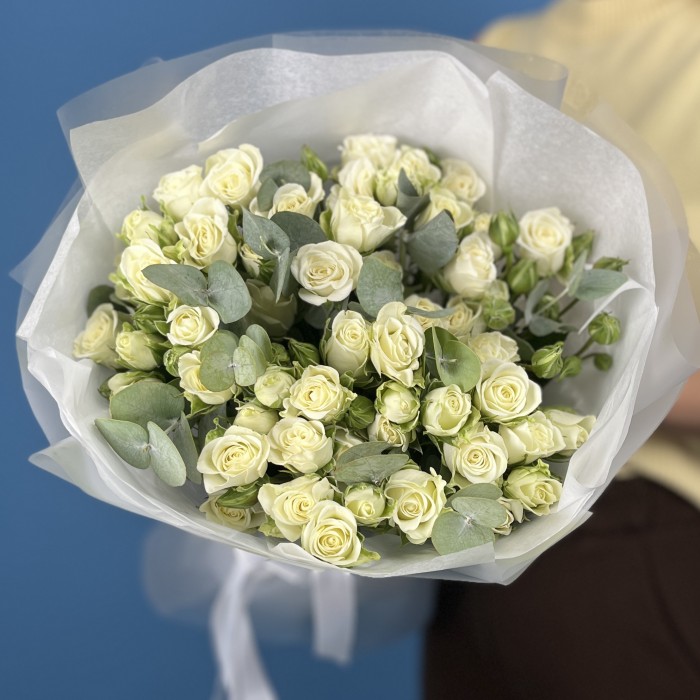15 белых кустовых роз Сноуфлейк 50 см с эвкалиптом