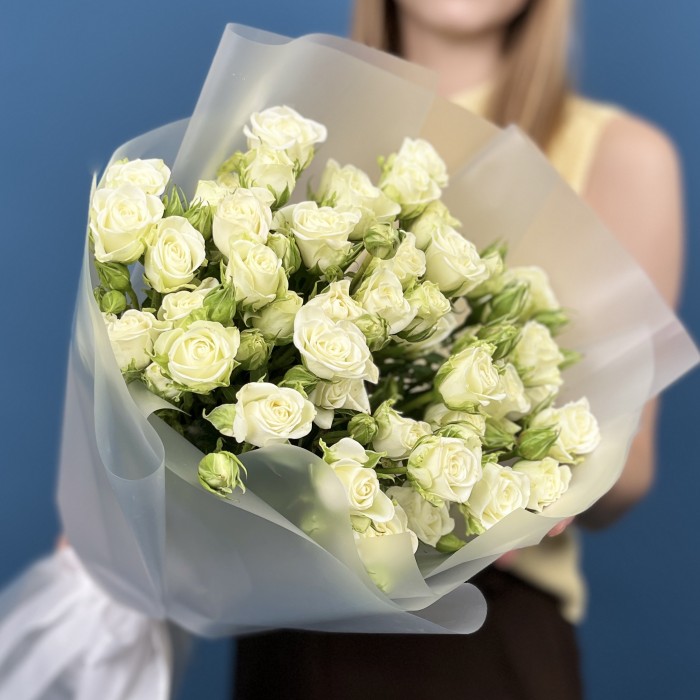 15 белых кустовых роз Сноуфлейк 50 см