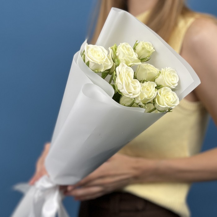 3 белые кустовые розы Сноуфлейк 50 см