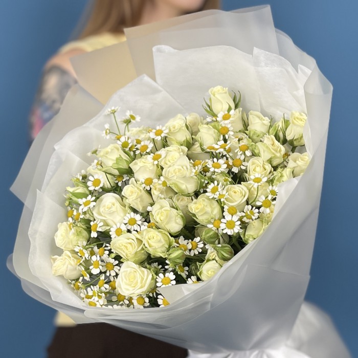 15 белых кустовых роз Сноуфлейк 50 см с ромашкой