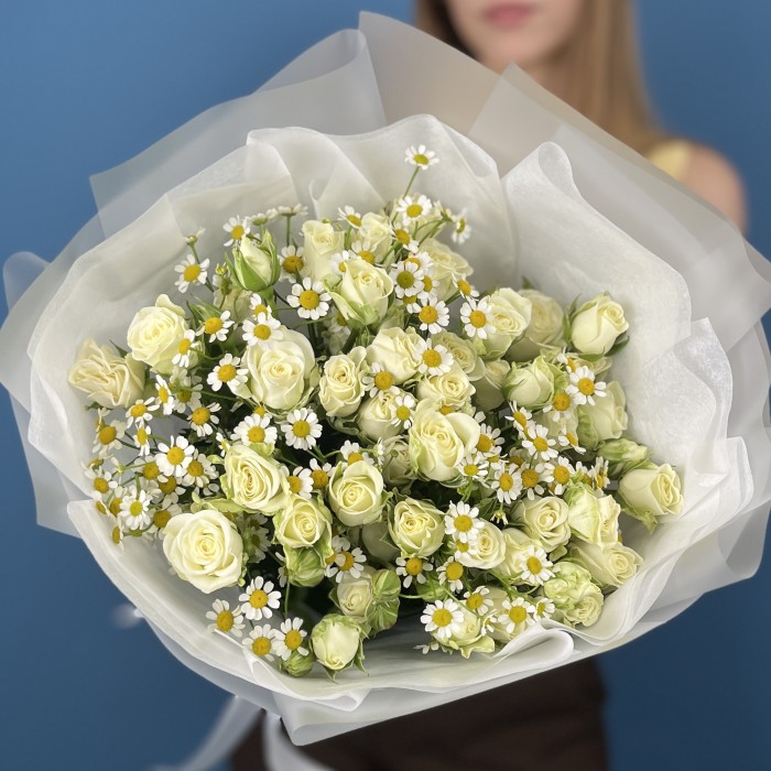 15 белых кустовых роз Сноуфлейк 50 см с ромашкой