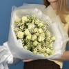 15 белых кустовых роз Сноуфлейк 50 см с ромашкой