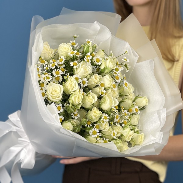 15 белых кустовых роз Сноуфлейк 50 см с ромашкой
