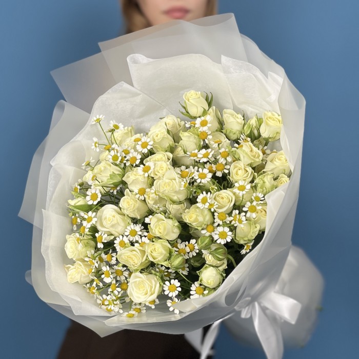 15 белых кустовых роз Сноуфлейк 50 см с ромашкой