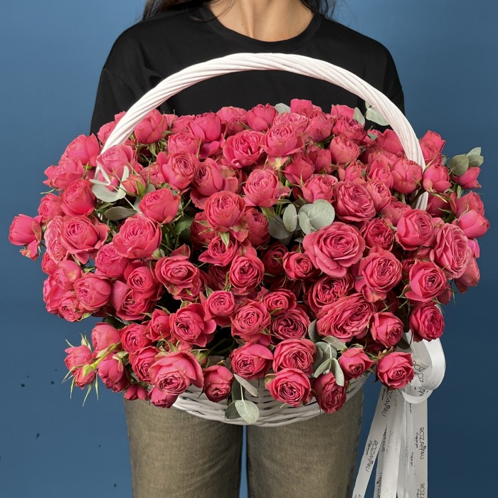 51 кустовая пионовидная малиновая роза Гранд Трендсеттер в корзине