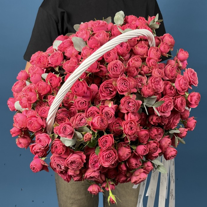 51 кустовая пионовидная малиновая роза Гранд Трендсеттер в корзине