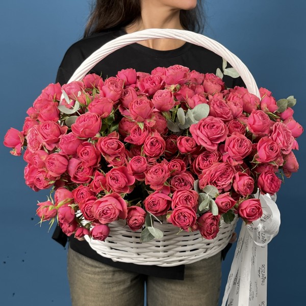 51 кустовая пионовидная малиновая роза Гранд Трендсеттер в корзине