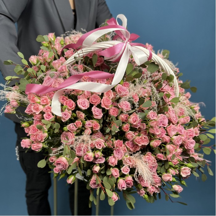 101 розовая кустовая роза Одилия с пампасом в корзине