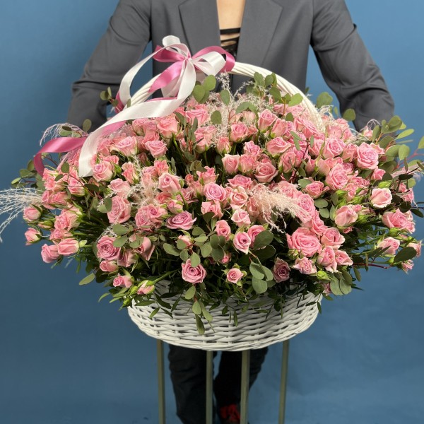 101 розовая кустовая роза Одилия с пампасом в корзине