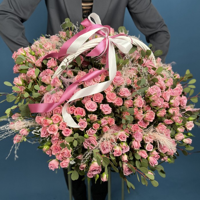 101 розовая кустовая роза Одилия с пампасом в корзине