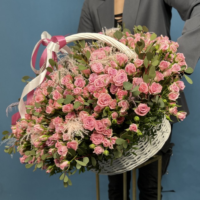 101 розовая кустовая роза Одилия с пампасом в корзине
