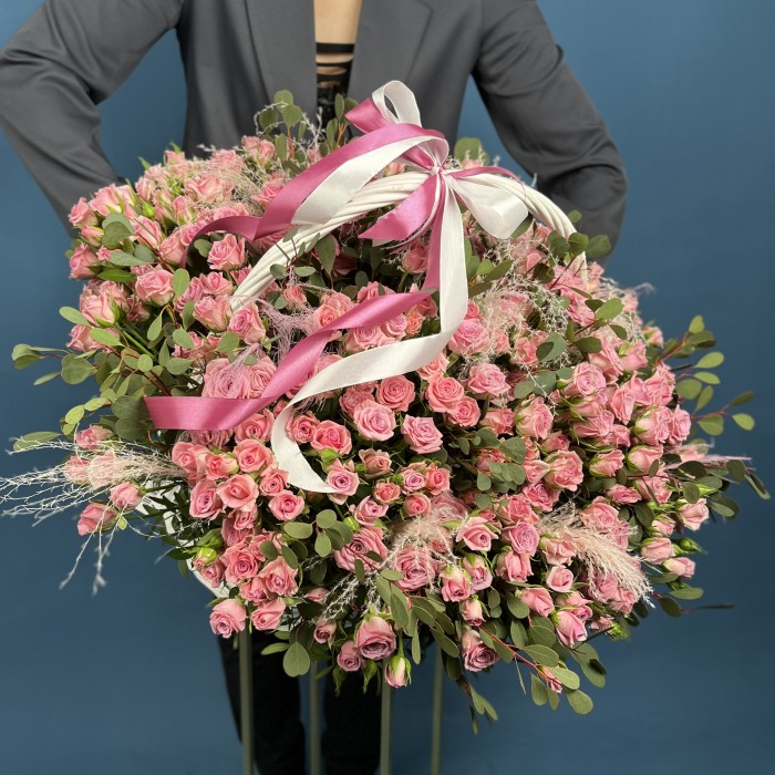 101 розовая кустовая роза Одилия с пампасом в корзине