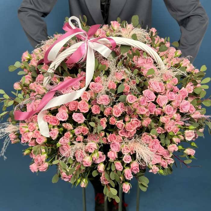 101 розовая кустовая роза Одилия с пампасом в корзине