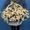 101 кустовая роза Тринити с краспедией в корзине