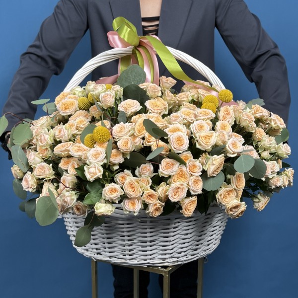 101 кустовая роза Тринити с краспедией в корзине