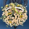 101 кустовая роза Тринити с краспедией в корзине