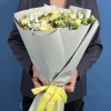 21 желтая кустовая гвоздика с гипсофилой