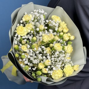 21 желтая кустовая гвоздика с гипсофилой