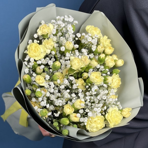 21 желтая кустовая гвоздика с гипсофилой