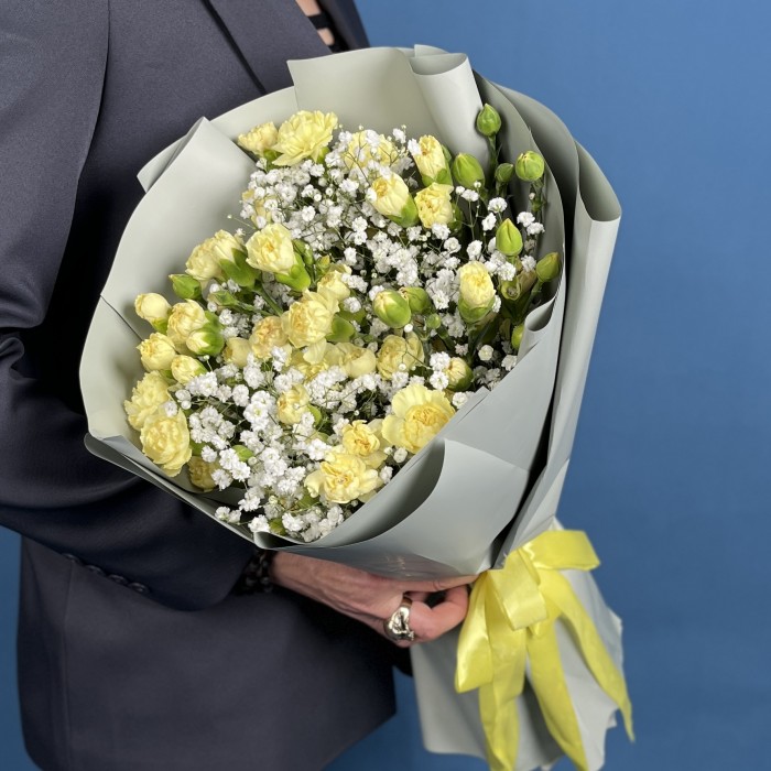 21 желтая кустовая гвоздика с гипсофилой