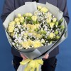21 желтая кустовая гвоздика с гипсофилой