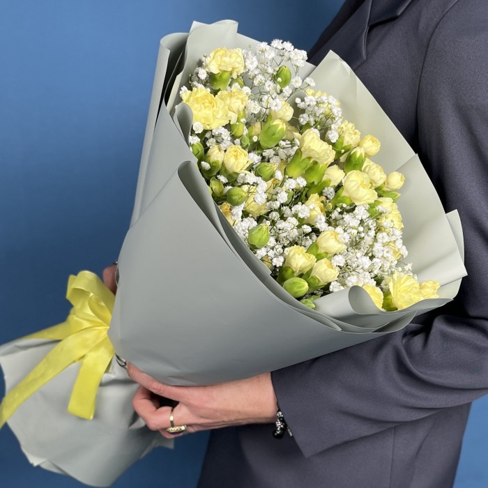 21 желтая кустовая гвоздика с гипсофилой