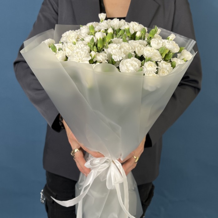 Букет из 45 белых кустовых гвоздик