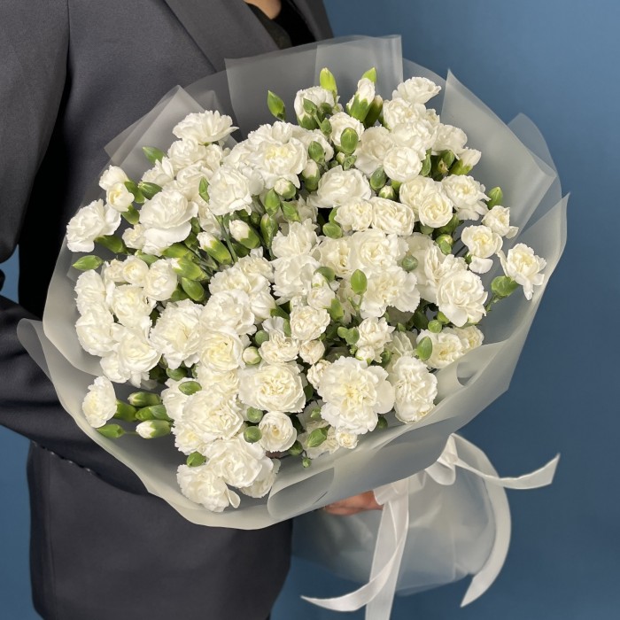 Букет из 45 белых кустовых гвоздик
