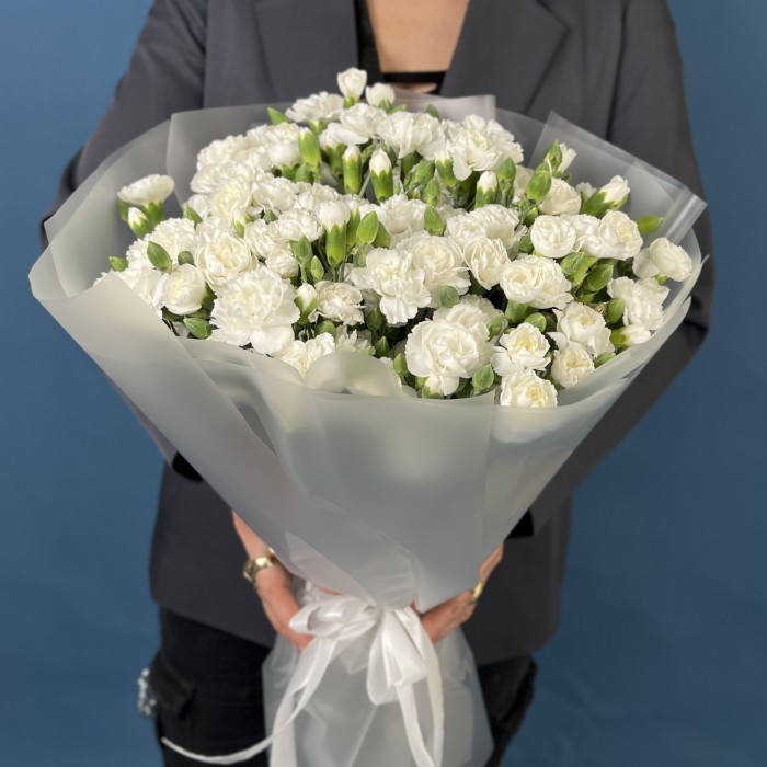 Букет из 45 белых кустовых гвоздик
