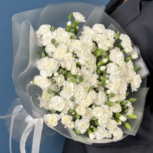 Букет из 45 белых кустовых гвоздик