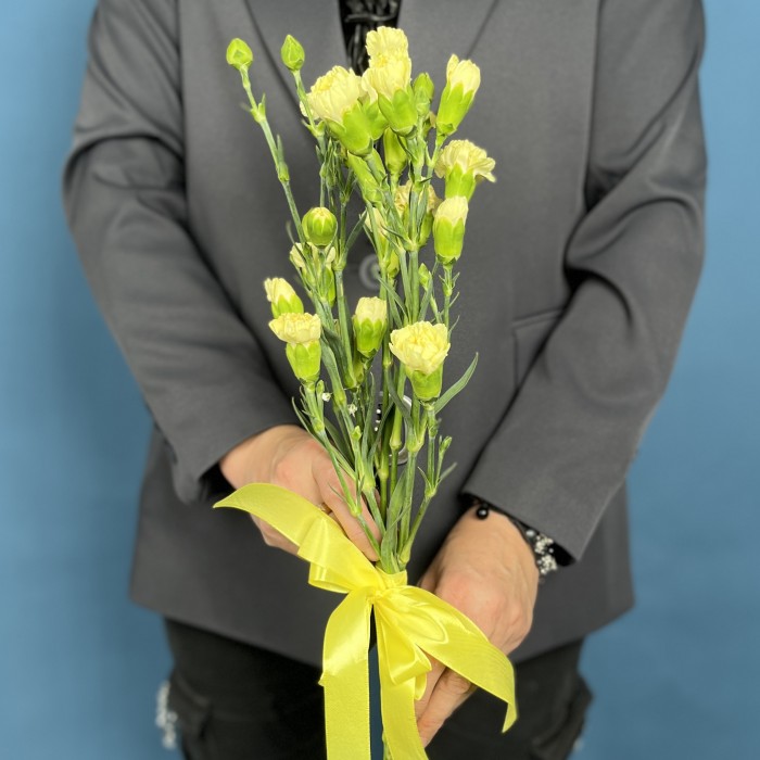 Букет из 5 желтых кустовых гвоздик