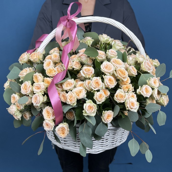 51 кустовая роза Тринити в корзине