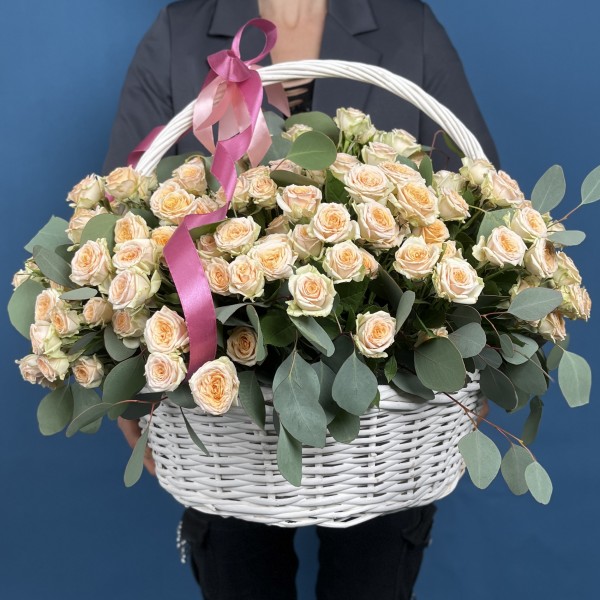 51 кустовая роза Тринити в корзине