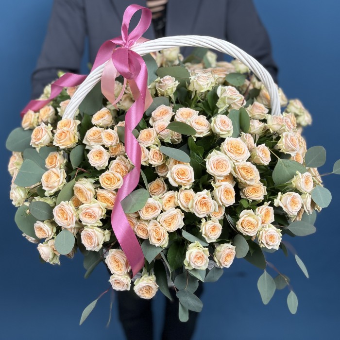 51 кустовая роза Тринити в корзине